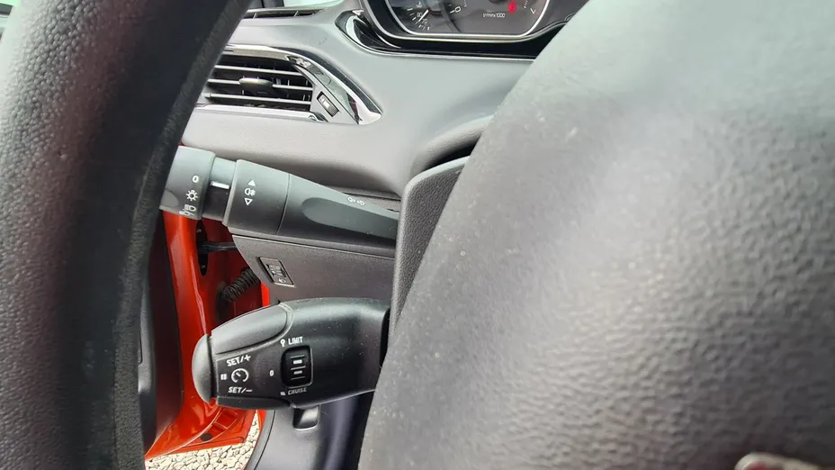 PEUGEOT 208 -