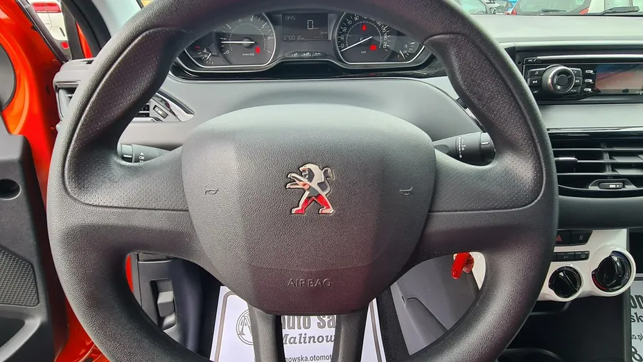PEUGEOT 208 -
