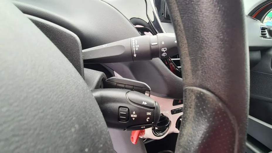 PEUGEOT 208 -