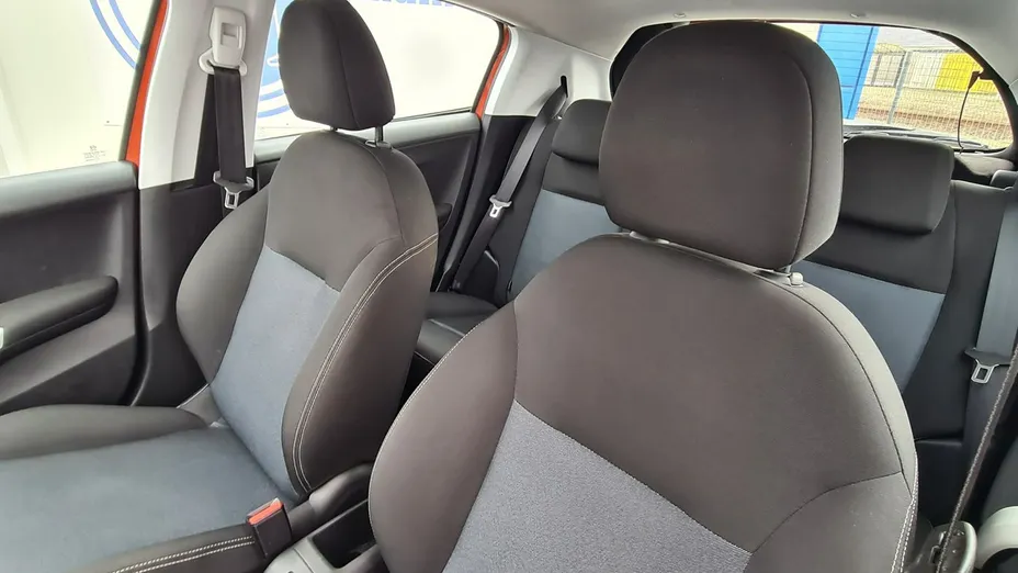 PEUGEOT 208 -