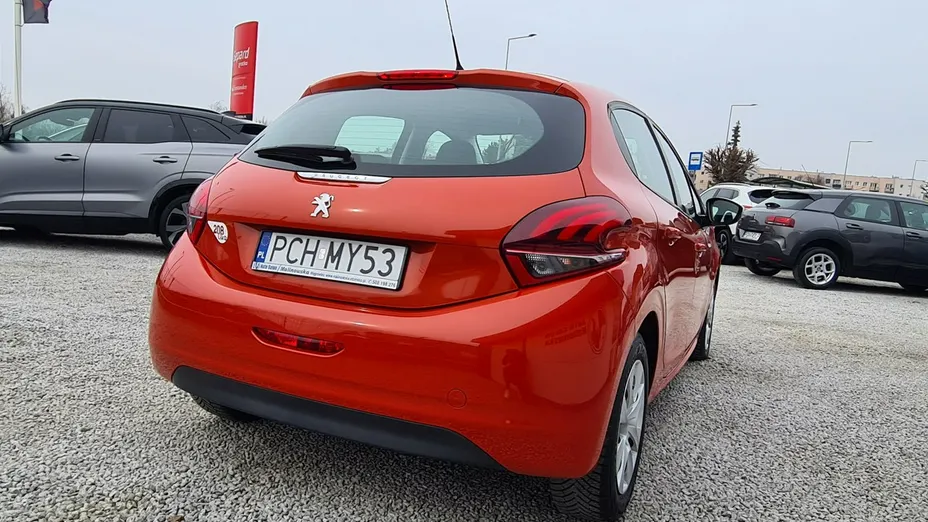 PEUGEOT 208 -