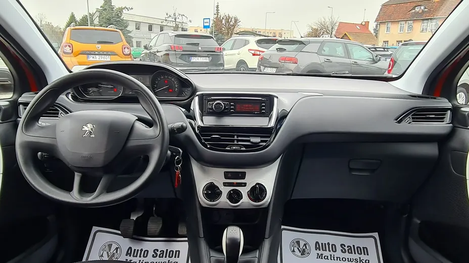 PEUGEOT 208 -