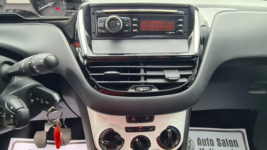 PEUGEOT 208 -