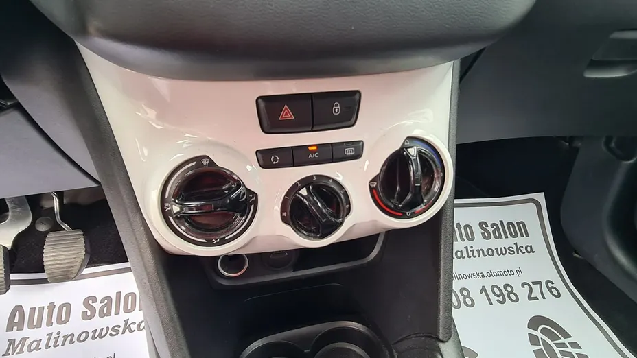 PEUGEOT 208 -