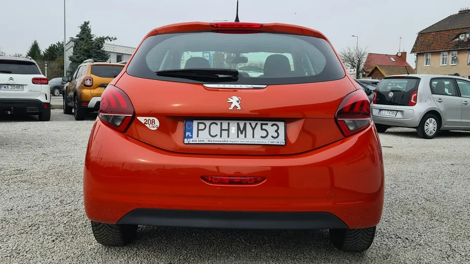 PEUGEOT 208 -