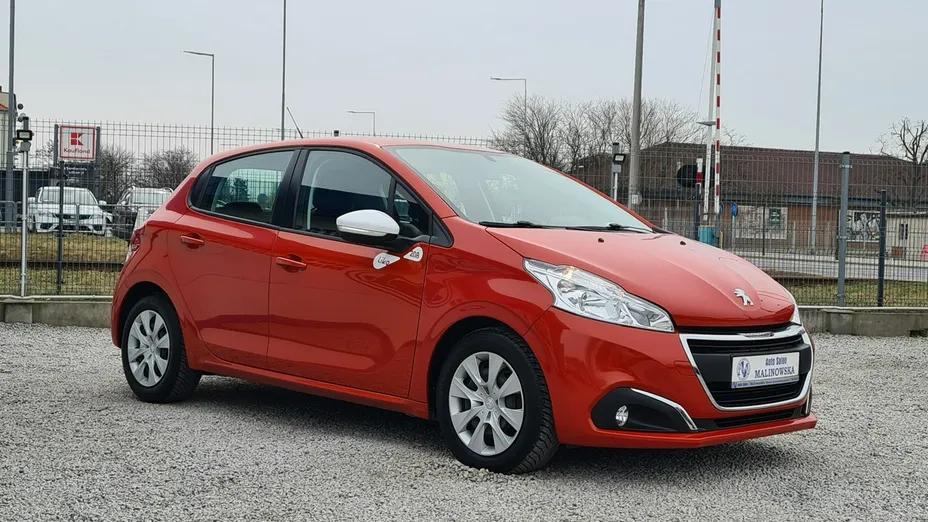 PEUGEOT 208 -