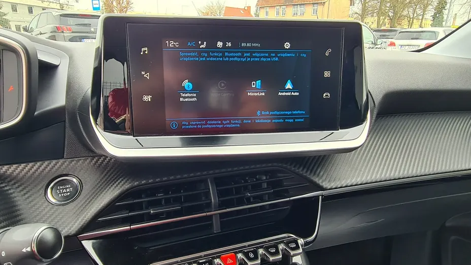 PEUGEOT 208 -