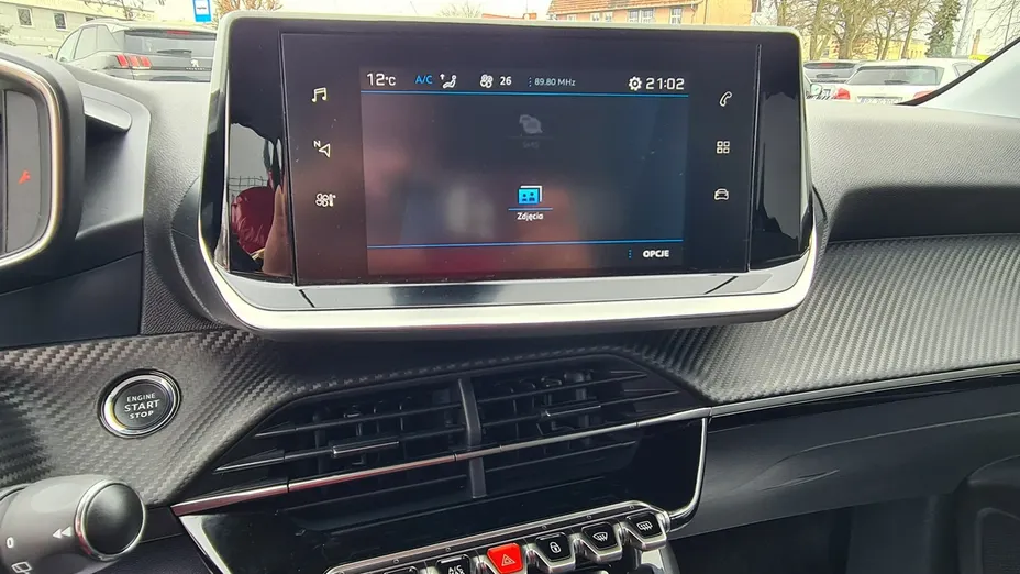 PEUGEOT 208 -