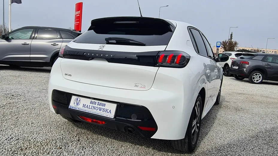 PEUGEOT 208 -