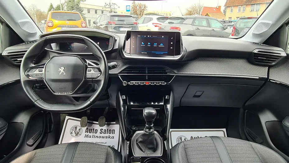 PEUGEOT 208 -