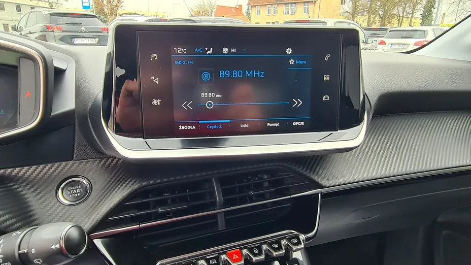 PEUGEOT 208 -