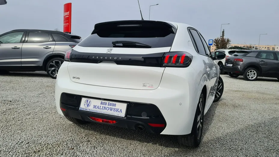 PEUGEOT 208 -