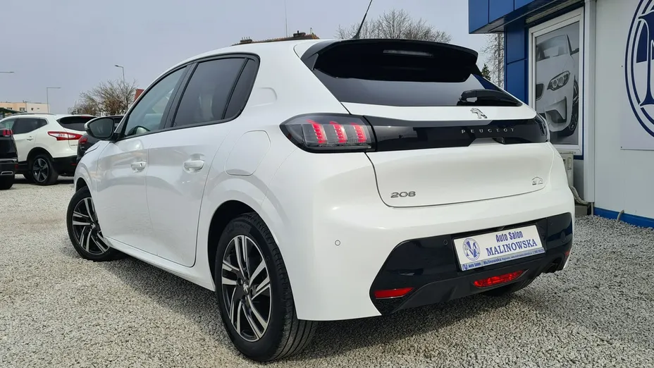 PEUGEOT 208 -