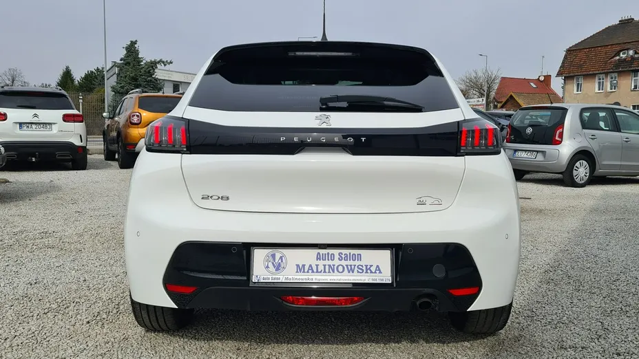PEUGEOT 208 -