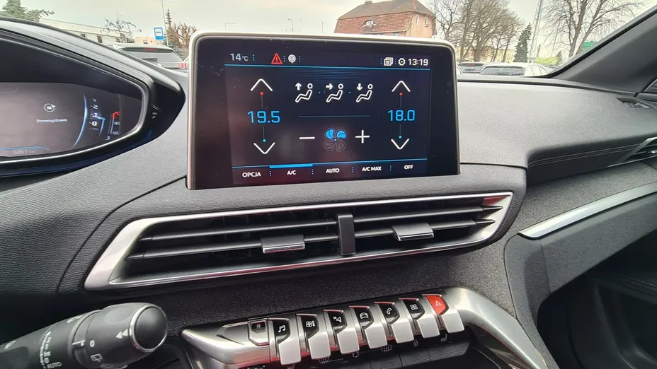 PEUGEOT 5008 -