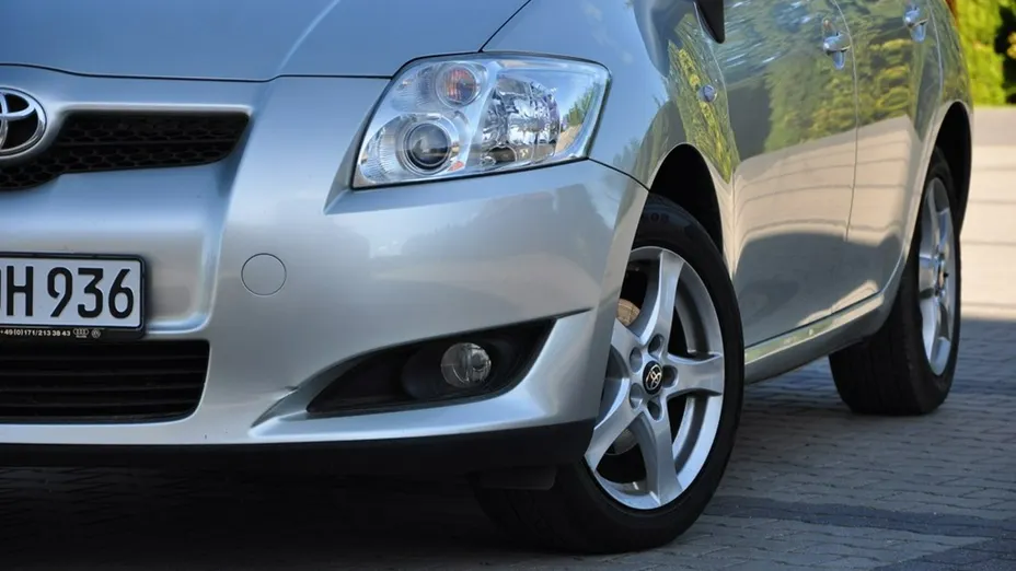 TOYOTA Auris -