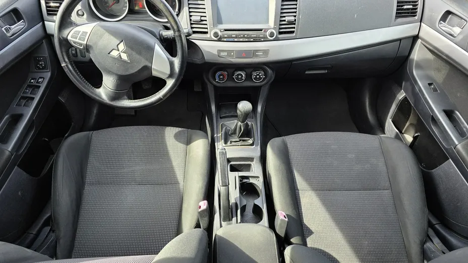 MITSUBISHI Lancer -