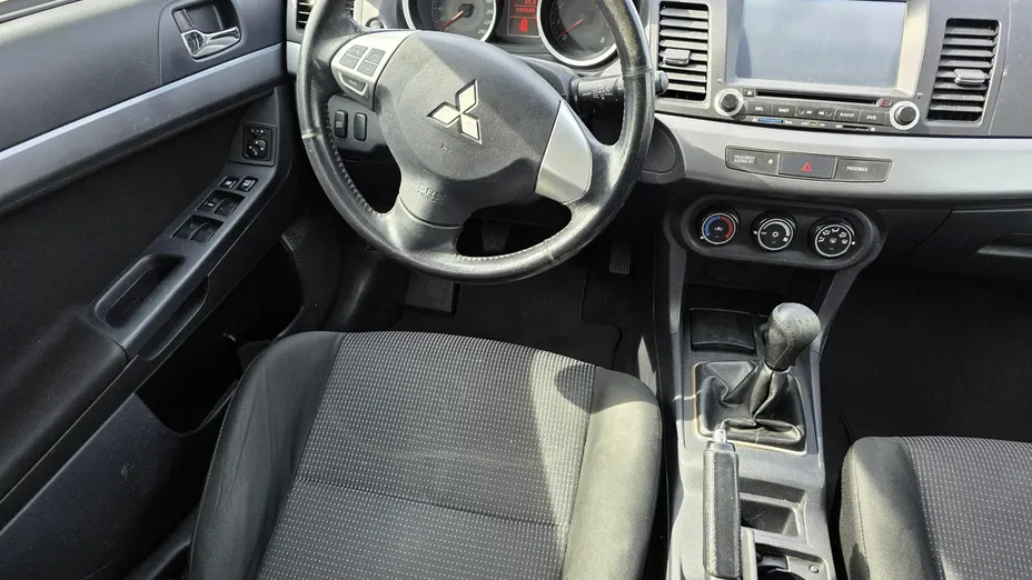 MITSUBISHI Lancer -