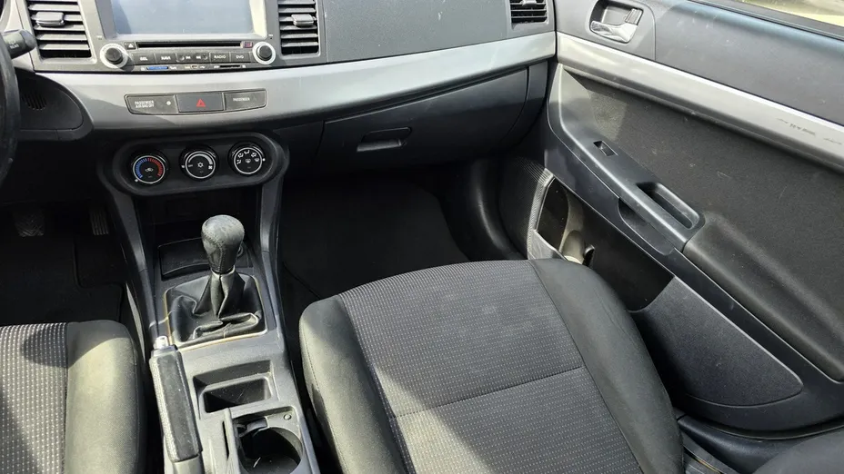 MITSUBISHI Lancer -