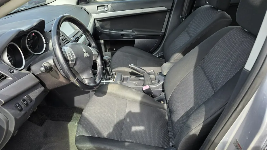 MITSUBISHI Lancer -