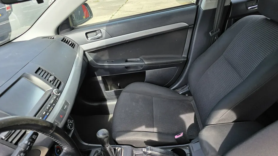 MITSUBISHI Lancer -