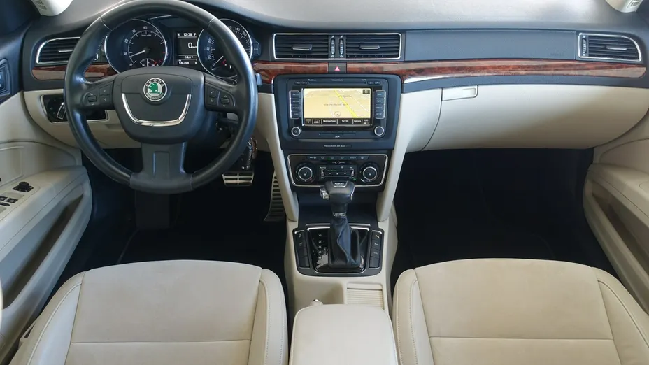 SKODA Superb -