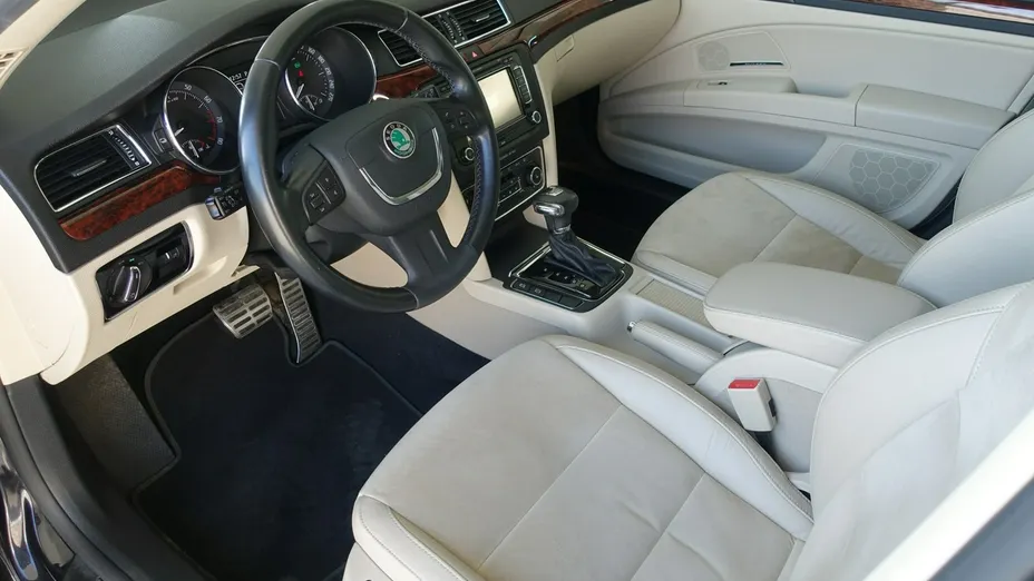 SKODA Superb -