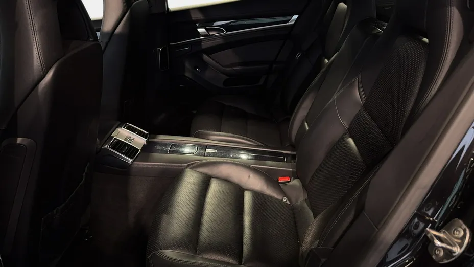PORSCHE Panamera -