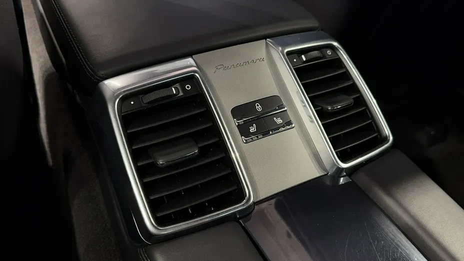 PORSCHE Panamera -