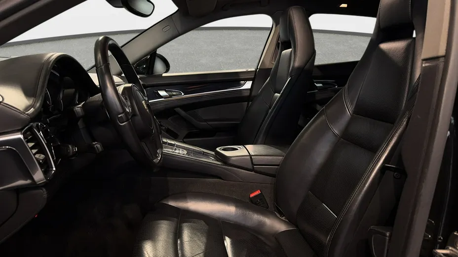 PORSCHE Panamera -