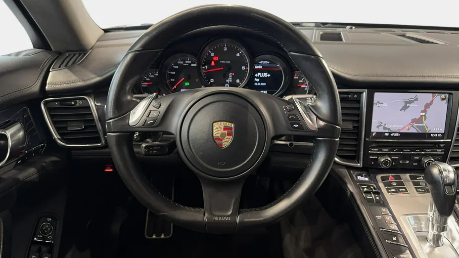 PORSCHE Panamera -