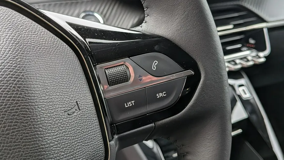 PEUGEOT 208 -