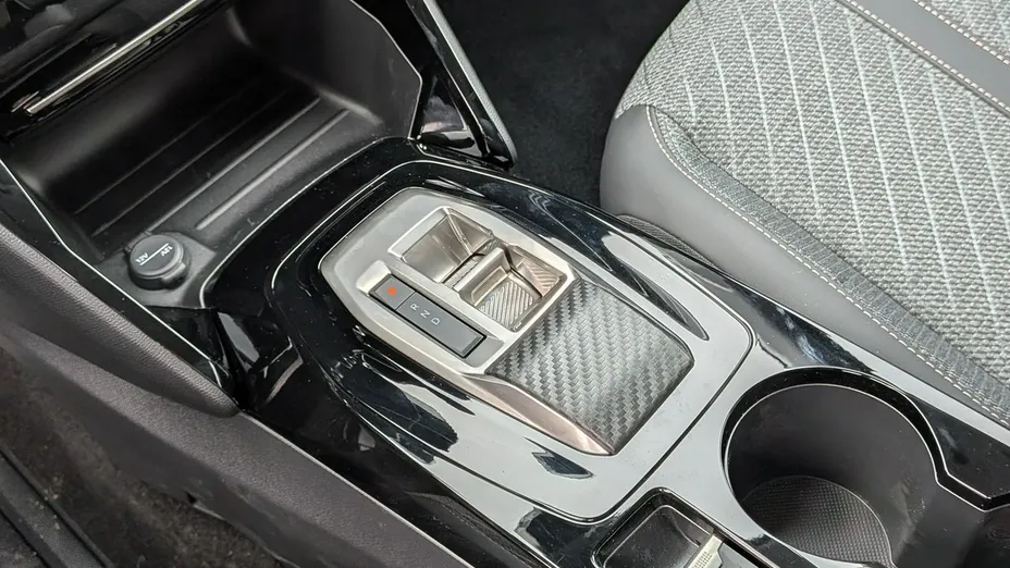 PEUGEOT 208 -