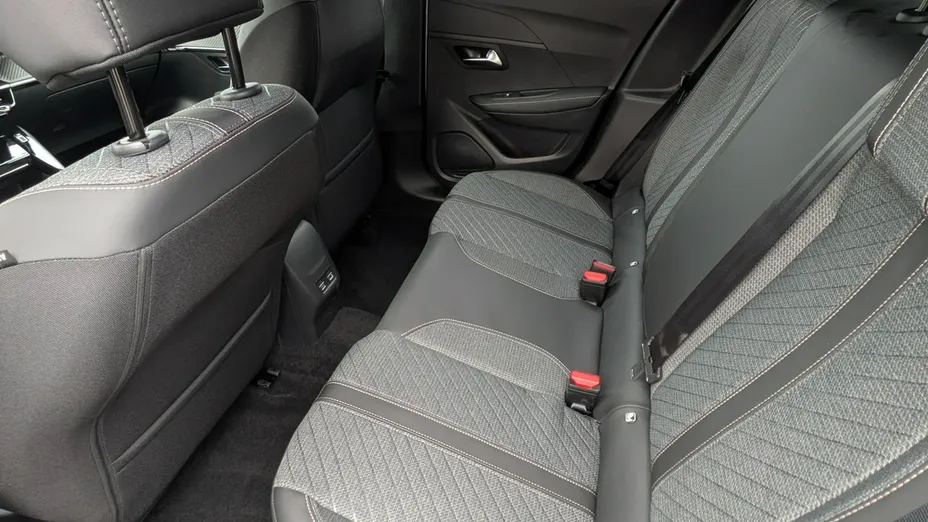 PEUGEOT 208 -