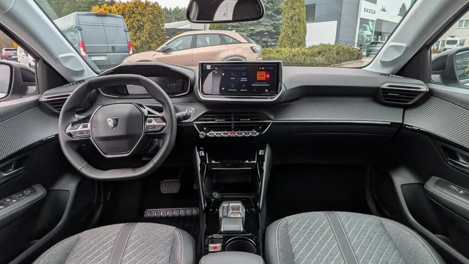 PEUGEOT 208 -