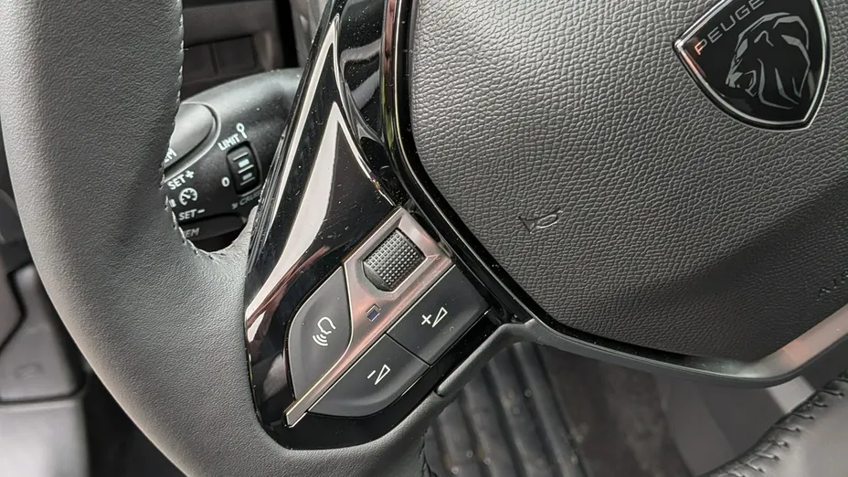 PEUGEOT 208 -