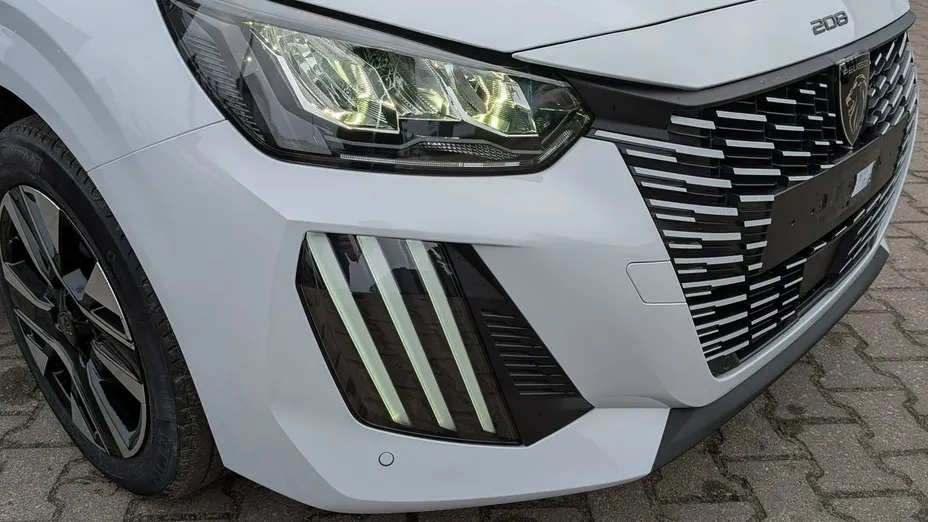 PEUGEOT 208 -