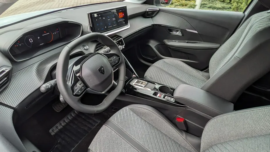 PEUGEOT 208 -