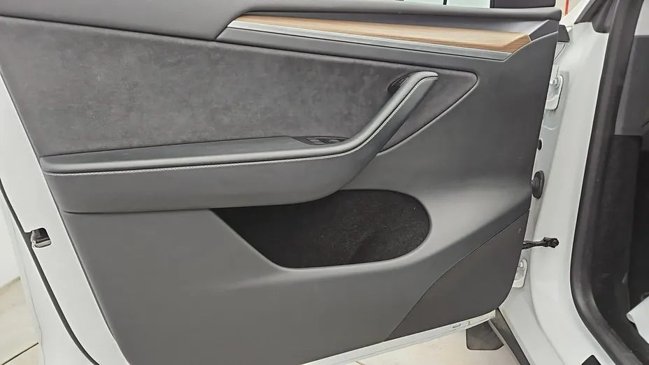 TESLA Model Y -