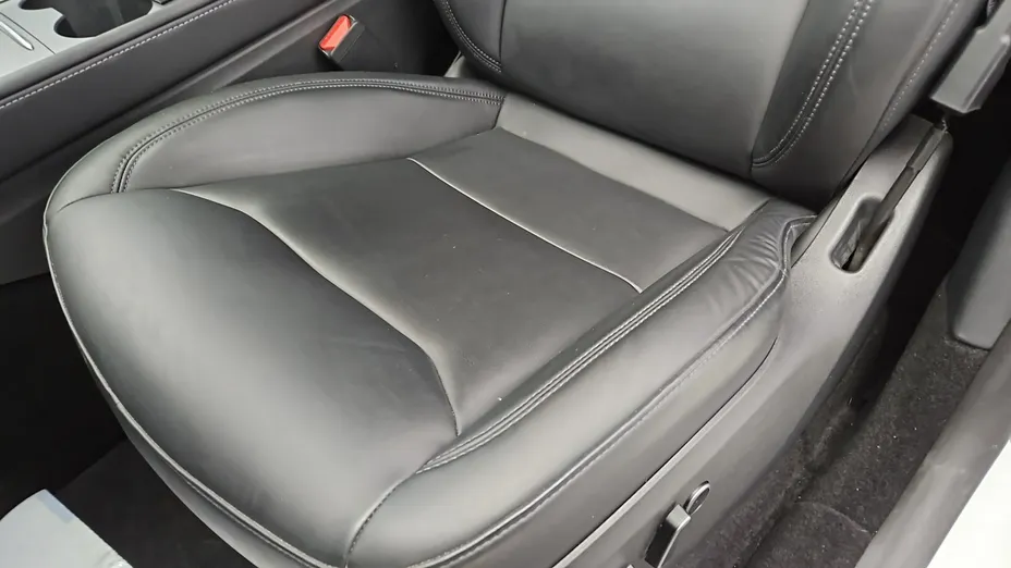 TESLA Model Y -