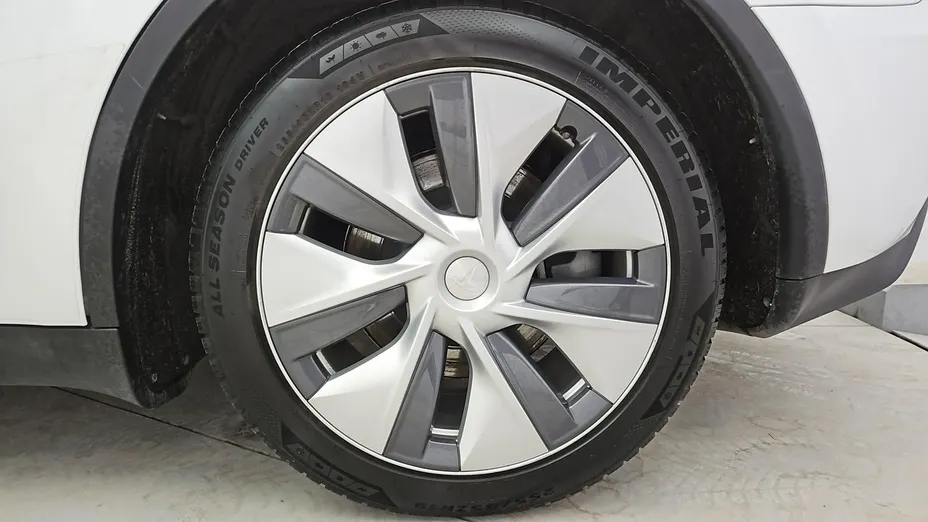 TESLA Model Y -