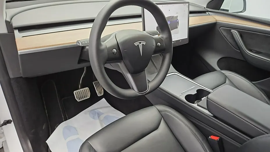 TESLA Model Y -