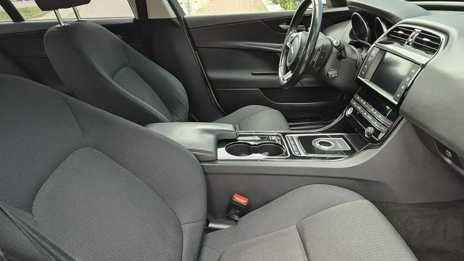 JAGUAR XE -