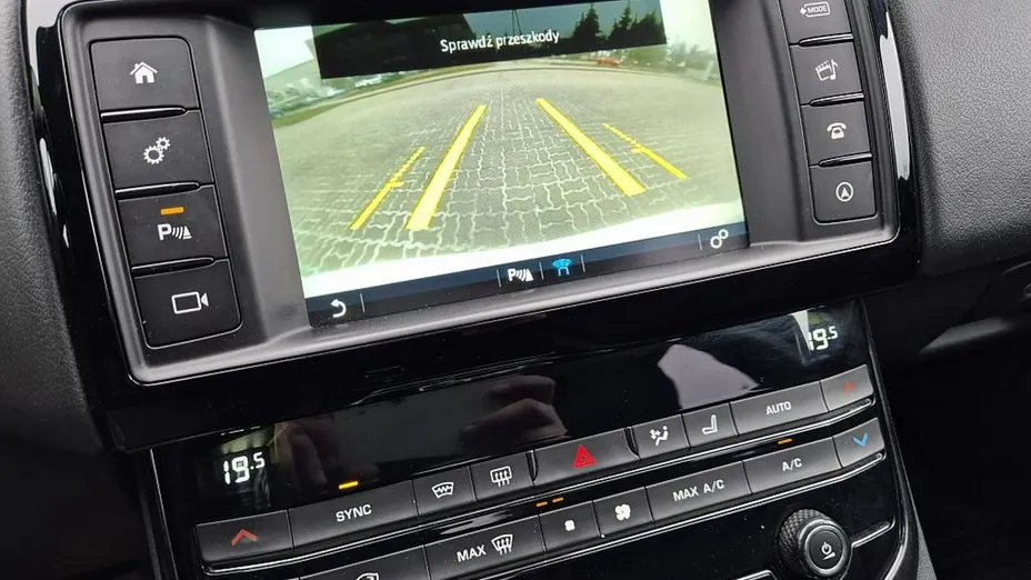JAGUAR XE -