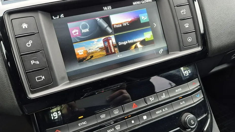 JAGUAR XE -
