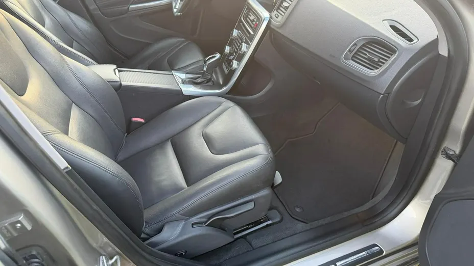 VOLVO V60 -
