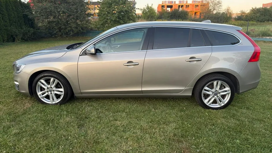 VOLVO V60 -