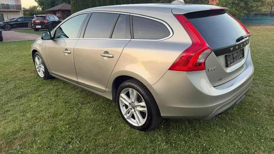VOLVO V60 -