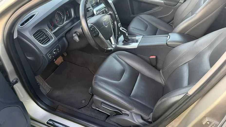 VOLVO V60 -