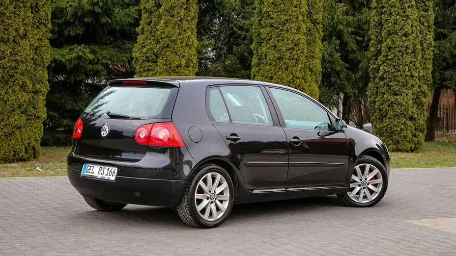 VOLKSWAGEN Golf -